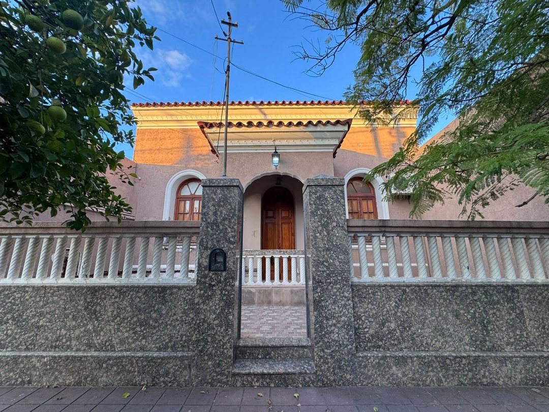 IMPORTANTE CASA EN VENTA - AV. MORENO (S) AL 700