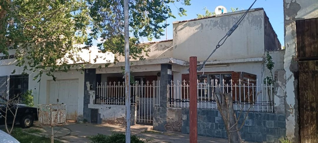 Lote  672 M2 y casa antigua en el centro Cutral Co