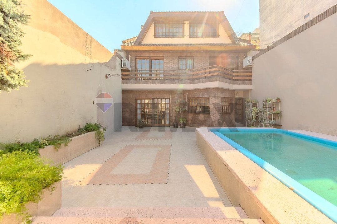VENTA CASA 6 AMB EN VERSALLES C/ PILETA Y GARAGE