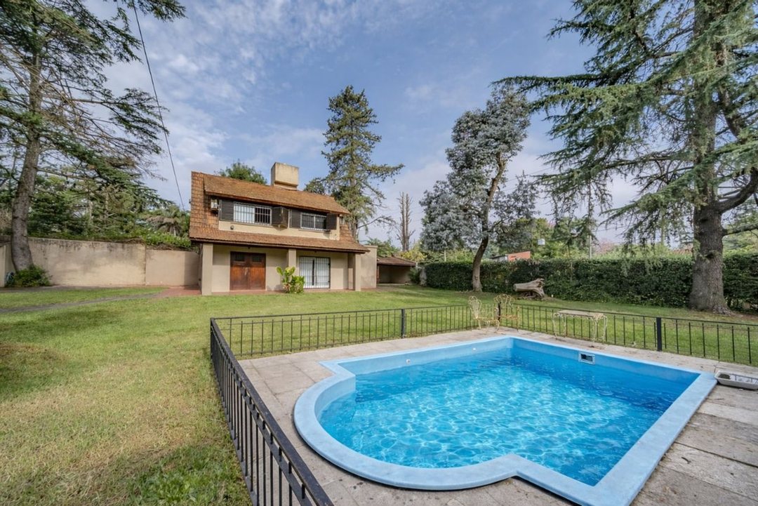 VENTA CHALET 5 AMBIENTES CON PILETA Y QUINCHO