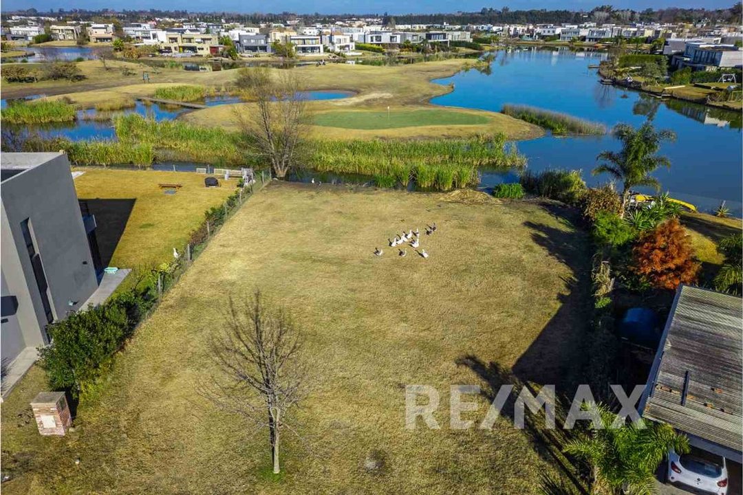 VENTA EN CANTON GOLF AL AGUA Y AL CAMPO DE GOLF