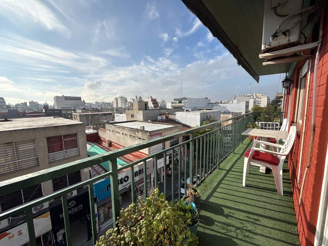 DEPARTAMENTO 4 AMBIENTES CON BALCON FLORESTA