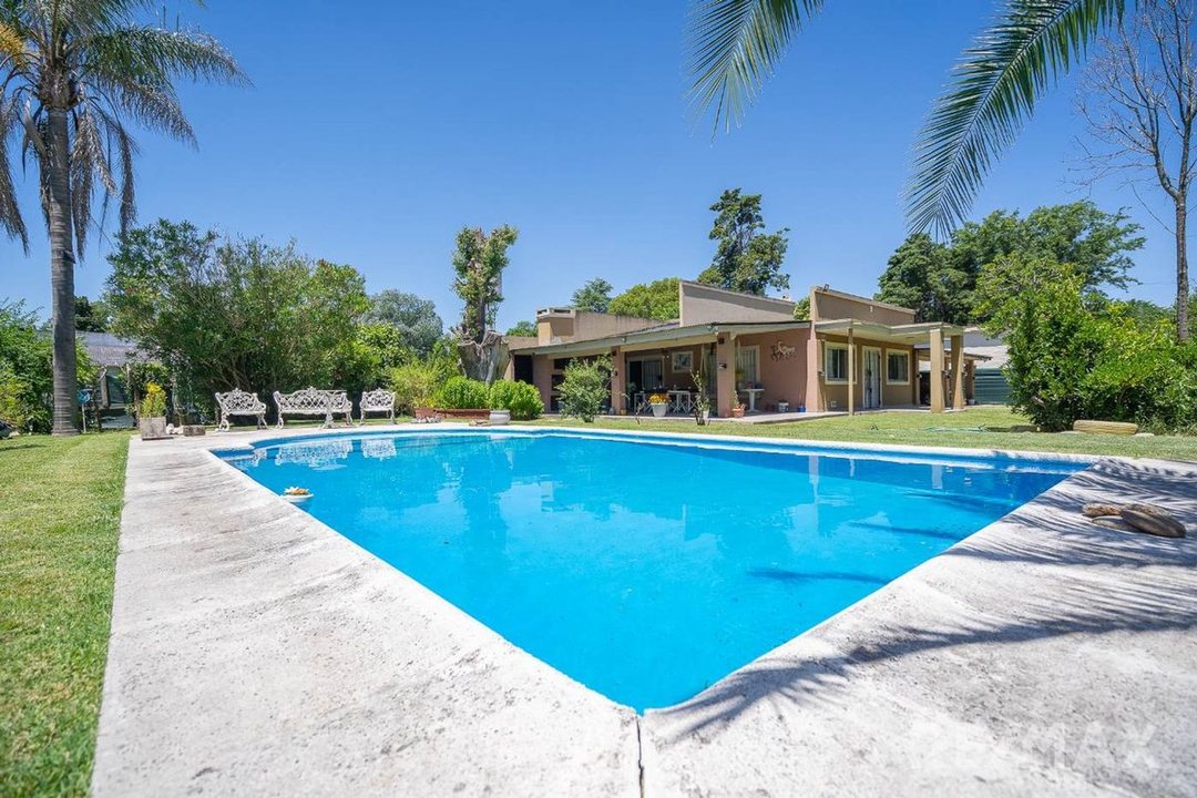 Venta casa 4 ambientes pileta y parrilla en Jularó