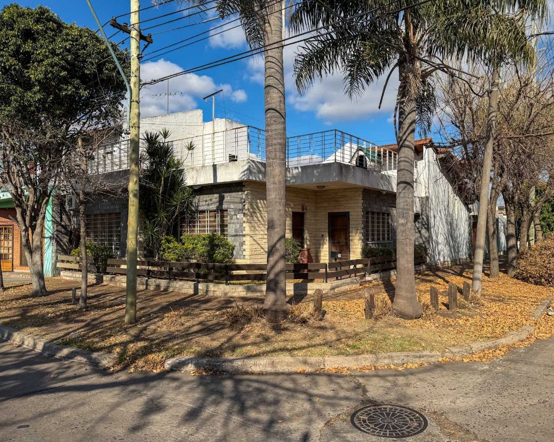 VENTA CASA 4 AMB COCHERA JARDIN PILETA CASTELAR