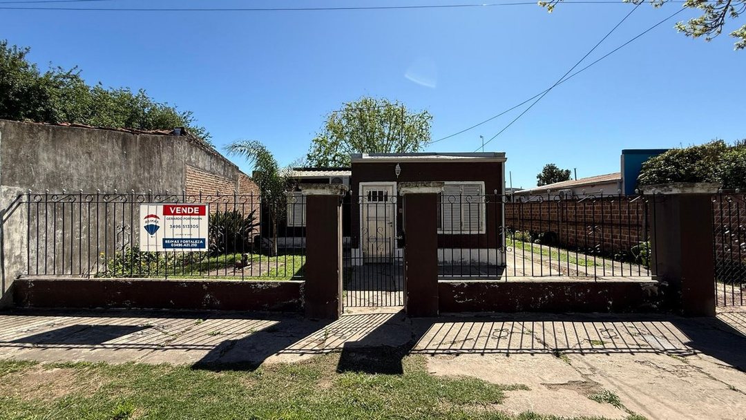 VENTA Casa dos dormitorios y gran terreno.