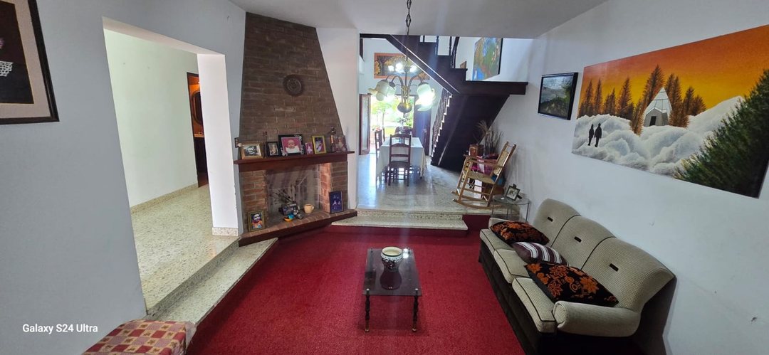 CENTRO DE AVELLANEDA, SE VENDE CASA CON PILETA