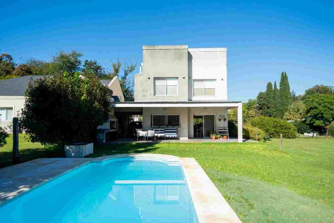 CASA EN VENTA 4 AMB C/PILETA, EL CARMENCITO.