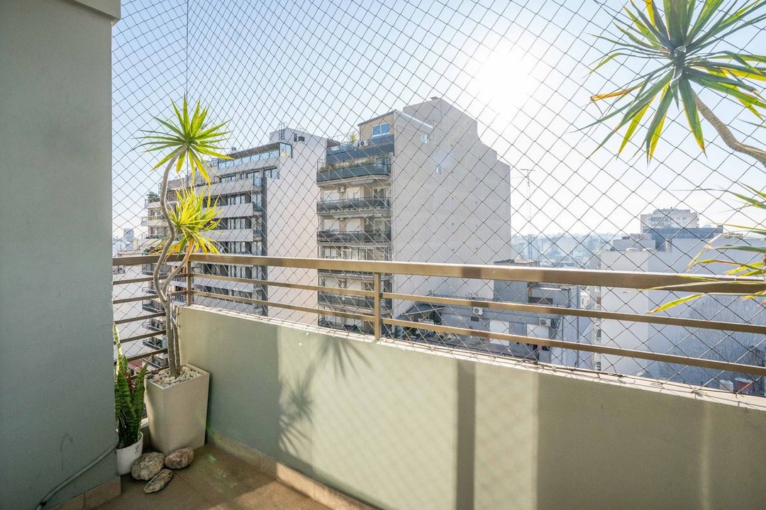 VENTA  EXCELENTE 3 AMBIENTES CON COCHERA Y BALCÓN