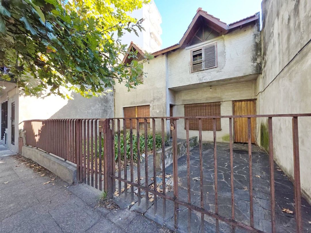 CASA 5 AMB CON GRAN JARDÍN Y PILETA LOTE PROPIO