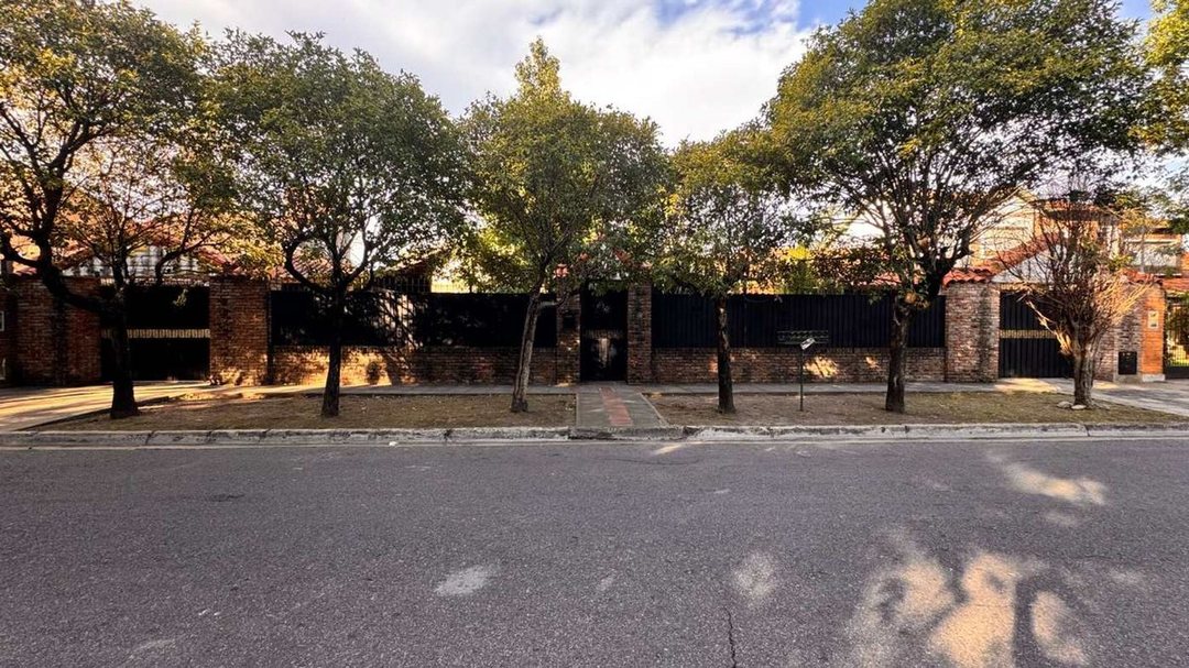 VENTA PERMUTA CASA 5 AMBIENTES JARDIN PILETA 1.395