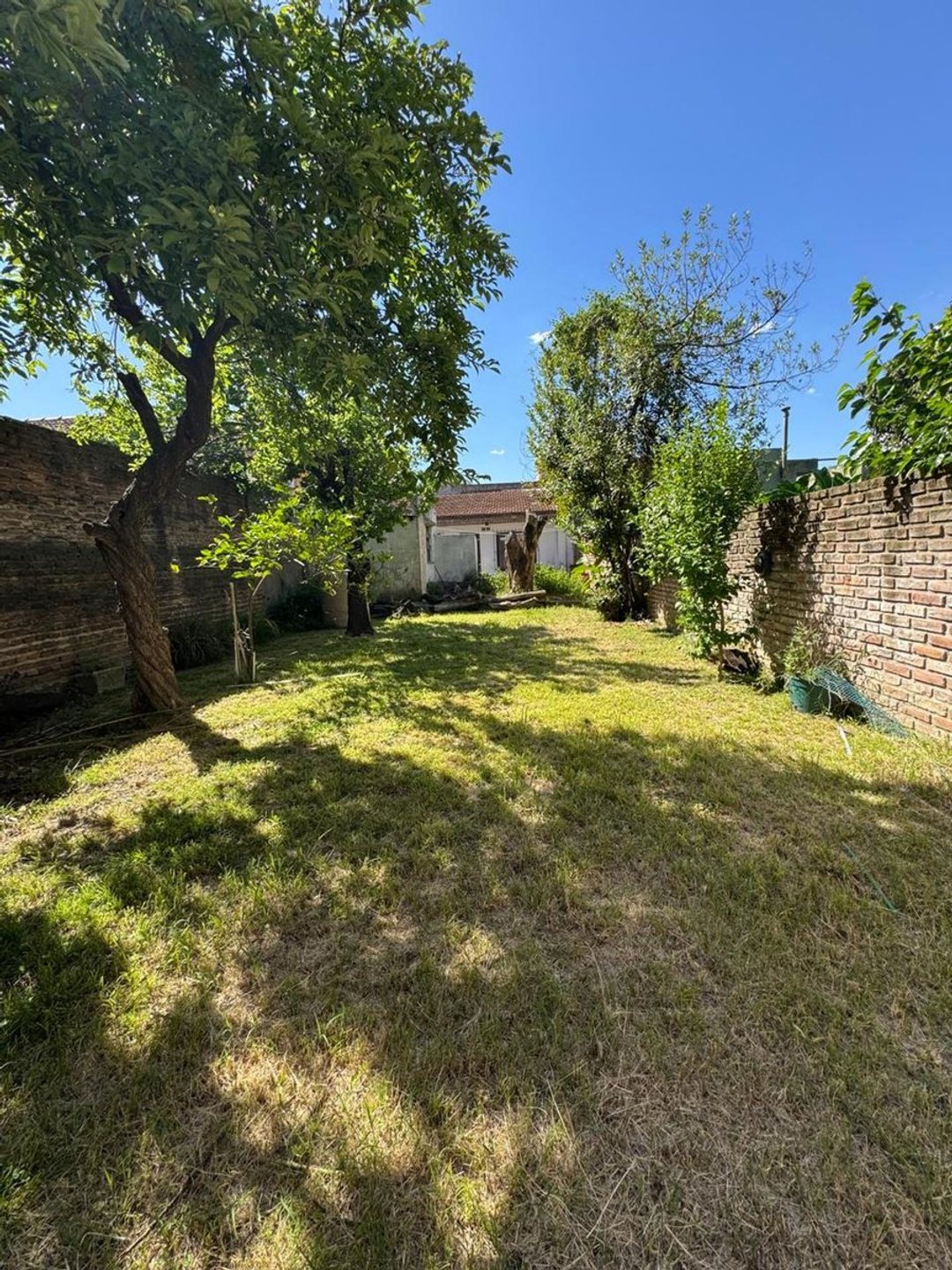 CASA 4 AMBIENTES EN VENTA EN LANUS CON GRAN PARQUE