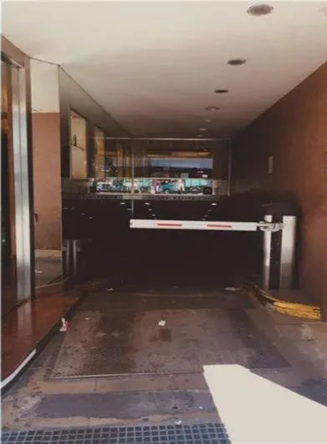 VENTA COCHERA FIJA Y CUBIERTA EN AV CORRIENTES 820