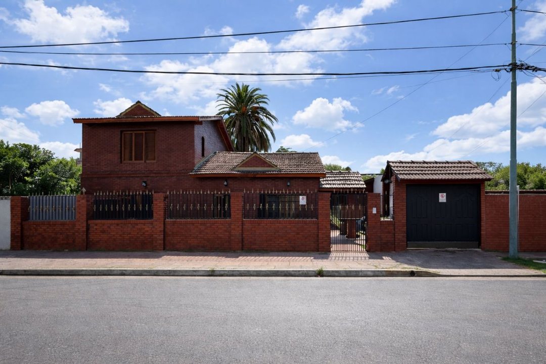 VENTA CASA EN PILAR CENTRO CALLE BOLIVAR AL 800