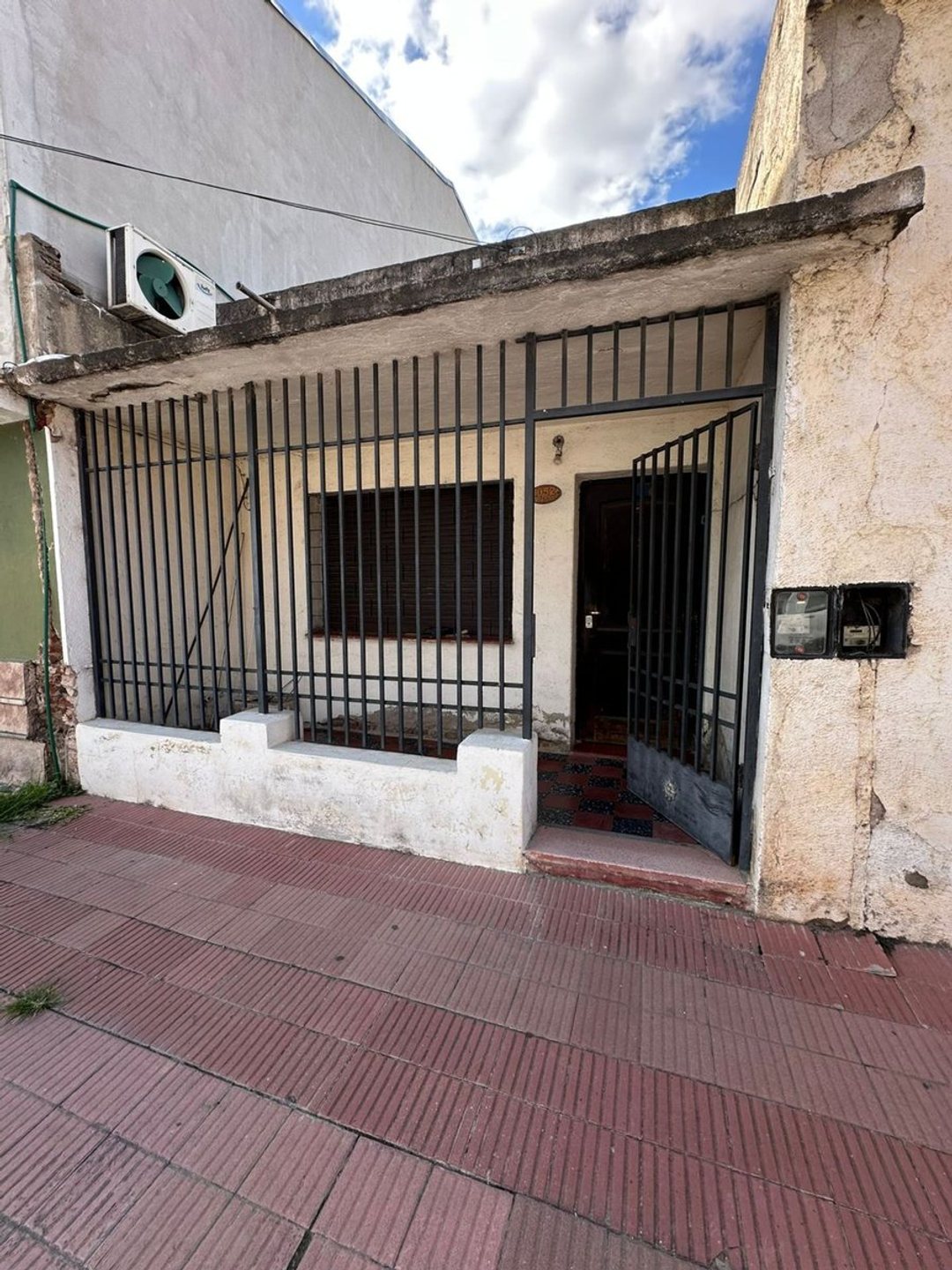 CASA ESQUINA EN ALBERDI DE DOS DORMITORIOS