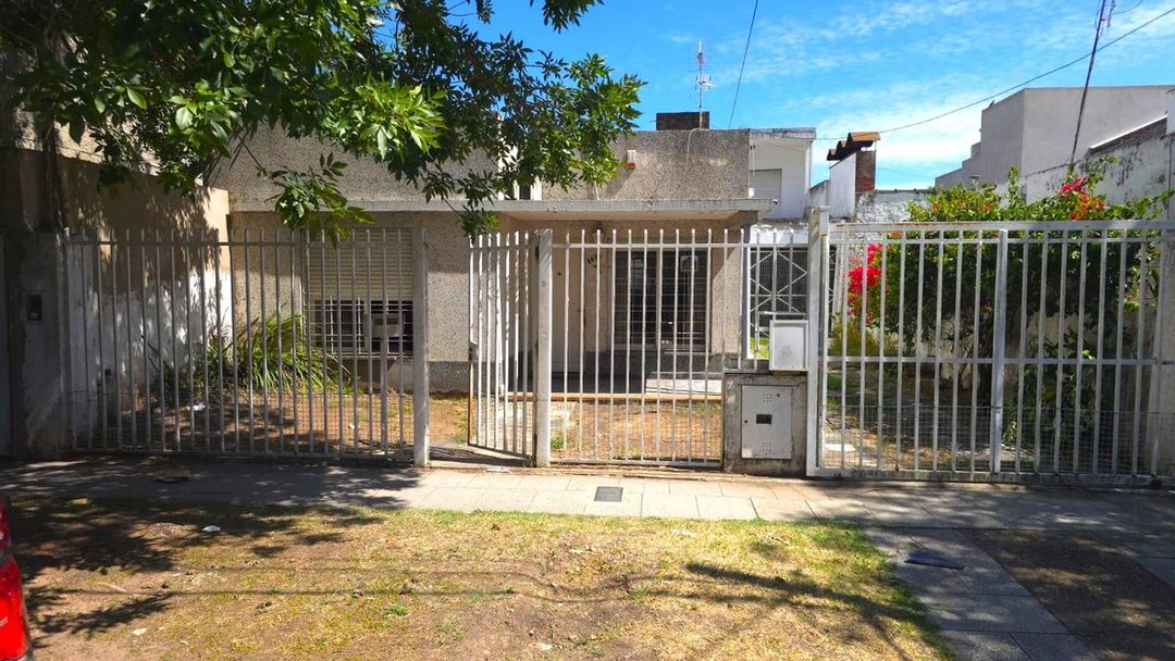 VENTA- CASA 4 AMB. C/COCHERA- ITUZAINGO