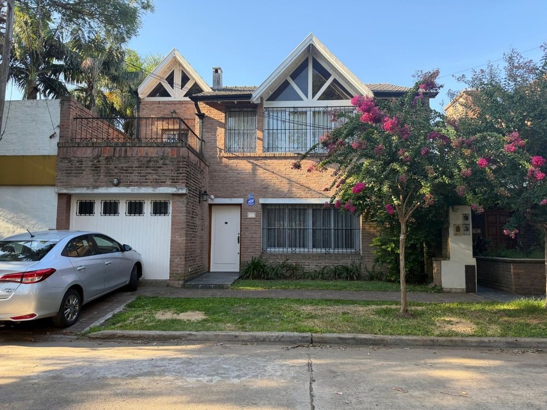 VENTA CASA 4 AMBIENTES CON COCHERA EN DON BOSCO
