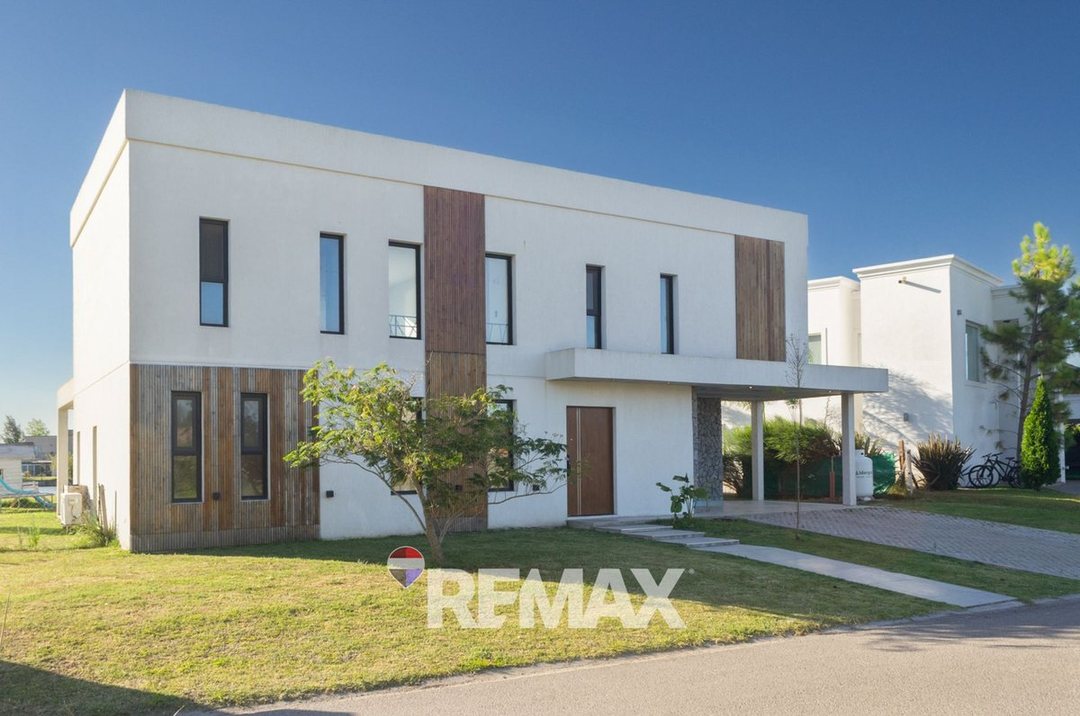 CASA EN VENTA CRUZ DEL SUR 5 AMBIENTES A LA LAGUNA