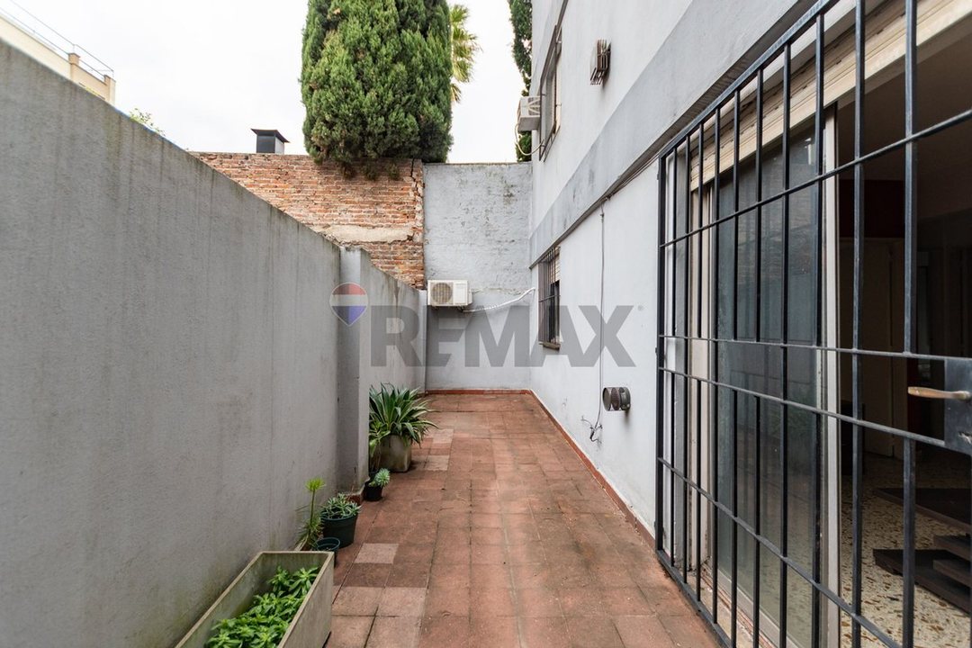 VENTA PH 3 AMB CON PATIO VALENTIN ALSINA CENTRO