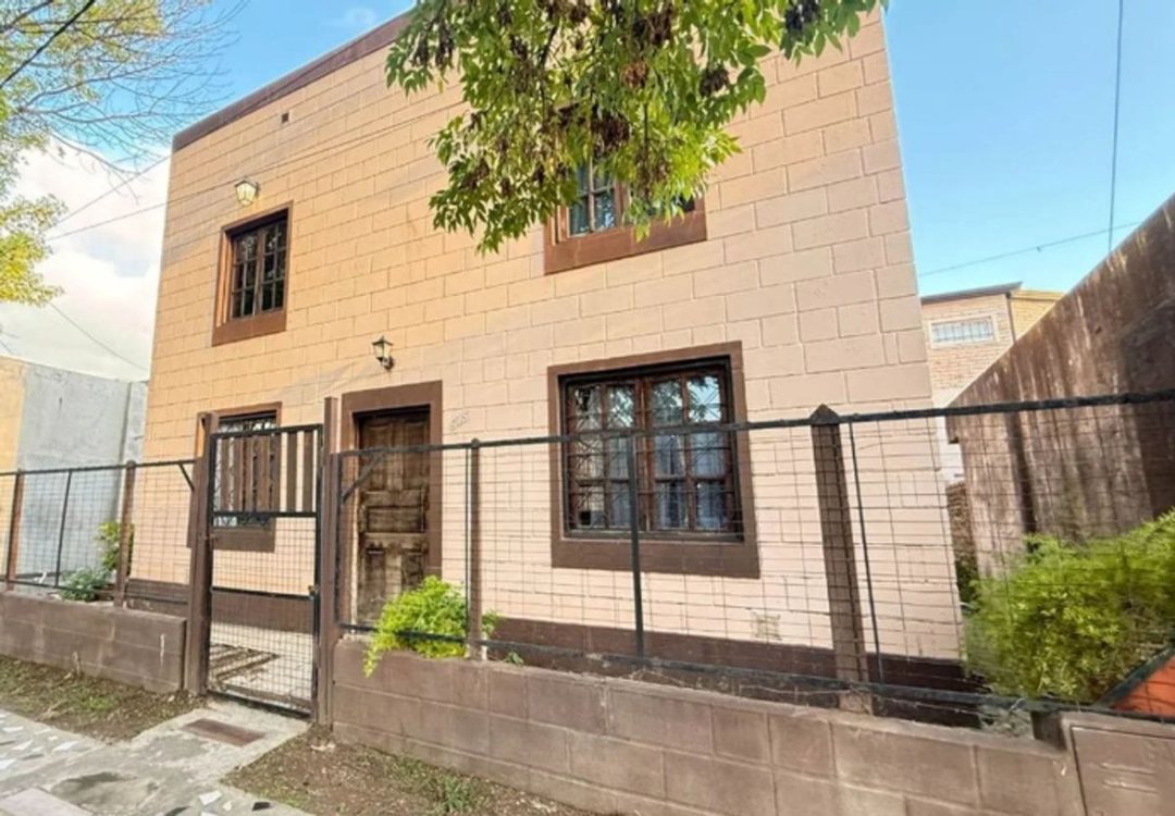 VENTA / CASA CON GALPÓN / GAS NATURAL / CRÉDITO