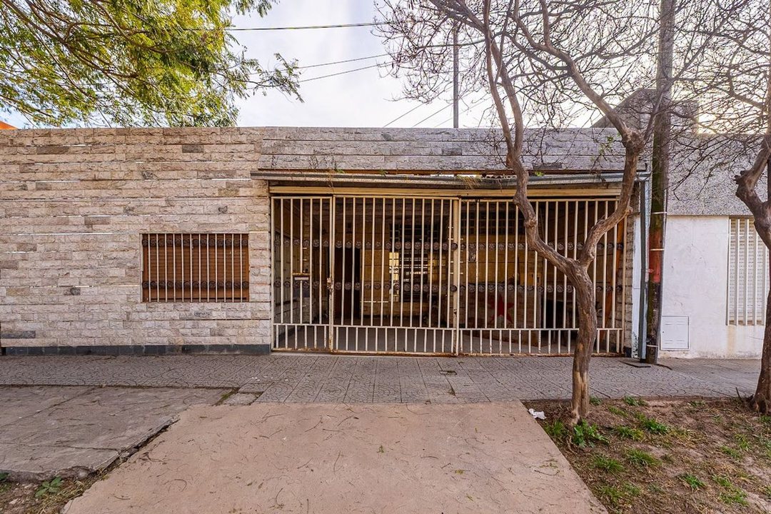 CASA EN VENTA 4 DORMITORIOS BARRIO LAS DELICIAS