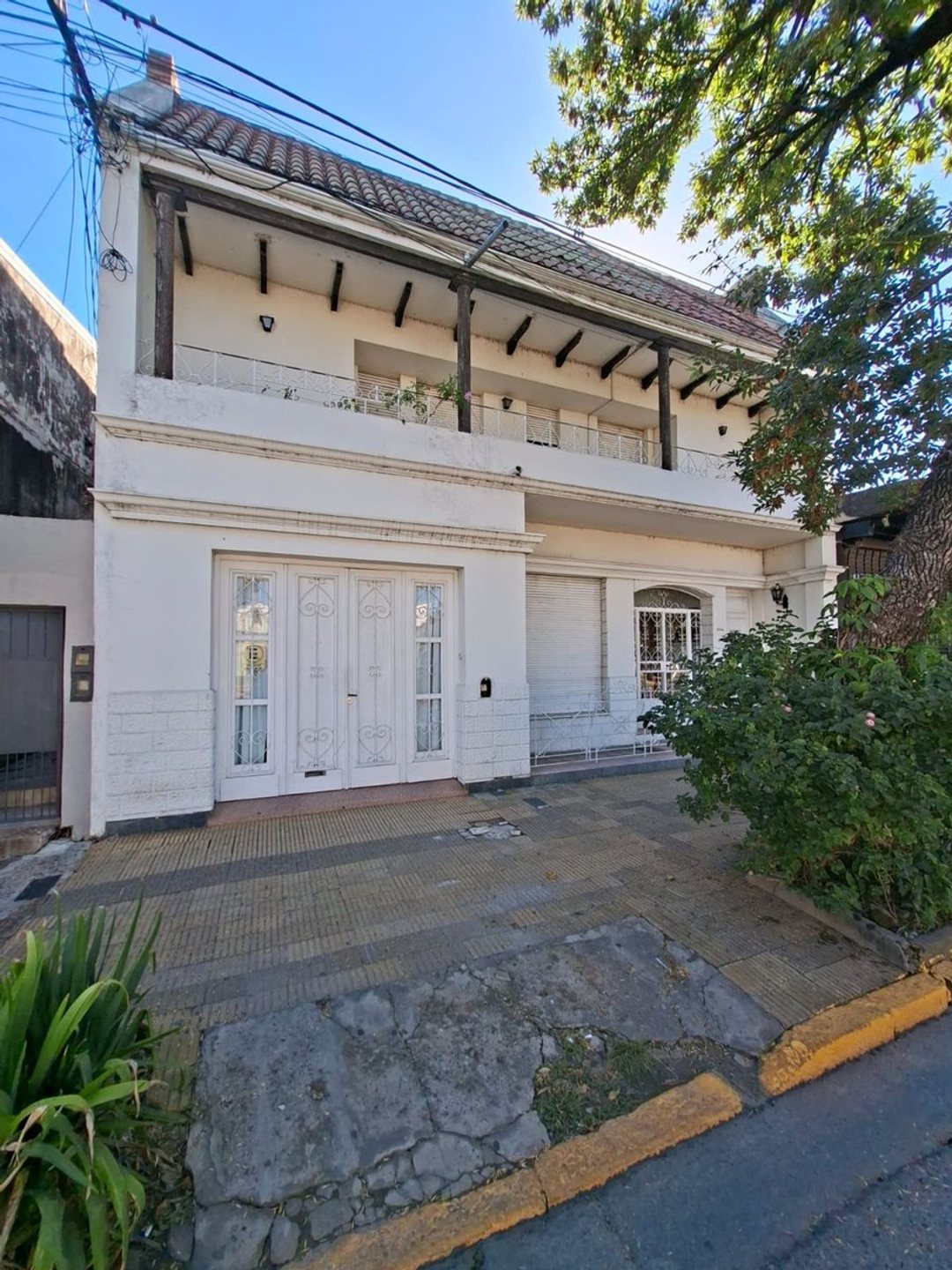 Casa de 8 ambientes, c/cochera, quincho y terraza