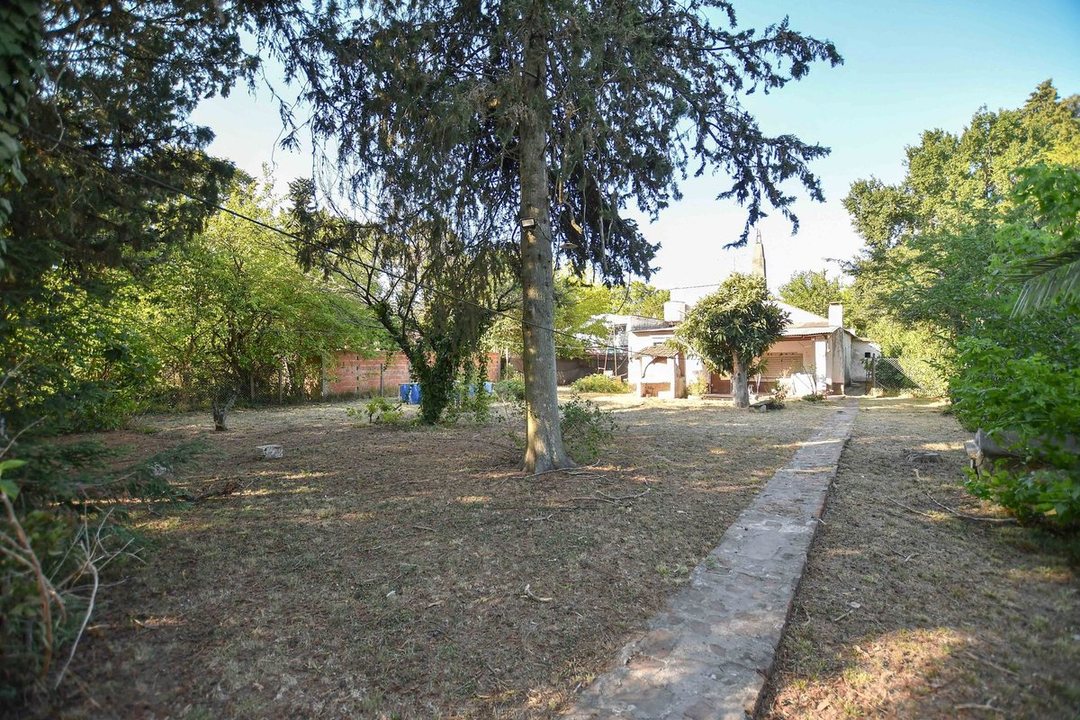 Casa quinta a remodelar con hermoso lote arbolado