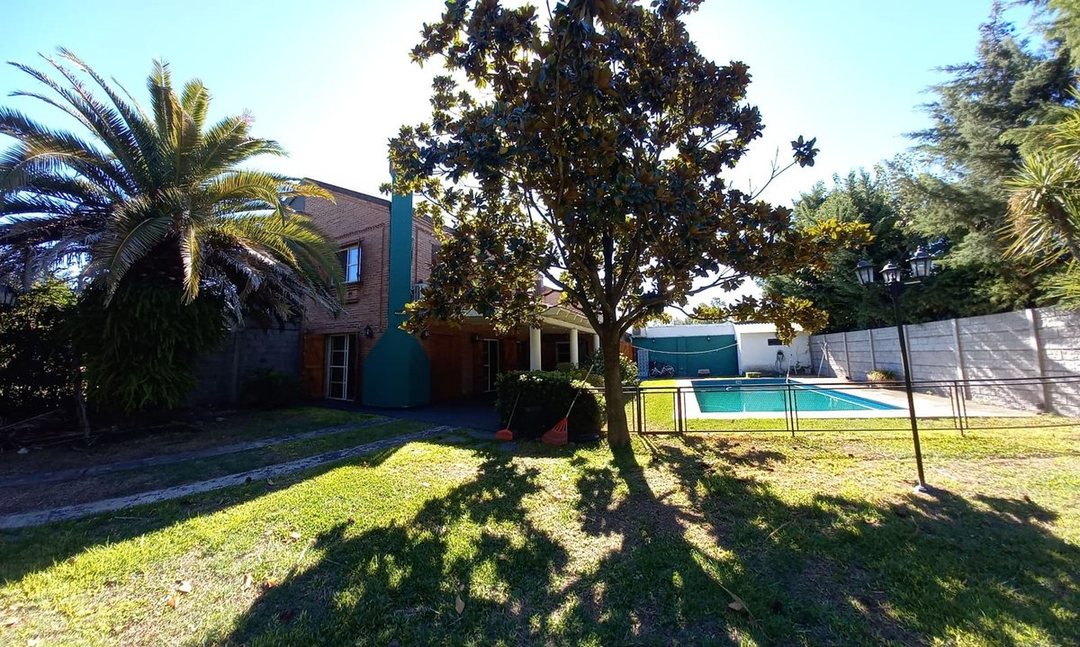 VENTA CASA 5 AMB CON PILETA,BARRIO LA CELIA,EZEIZA