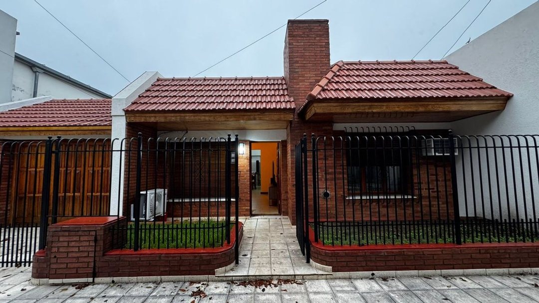 Se vende casa 2 dormitorios con patio y pileta