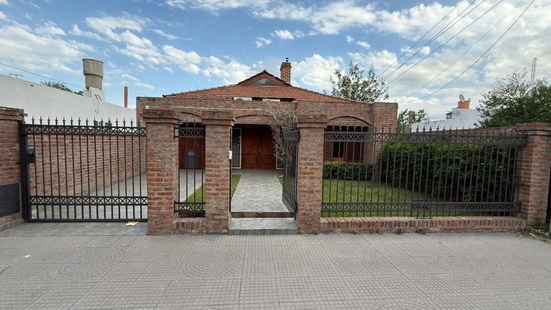 Se vende casa 2 dor+patio c/pileta, exc. ubic.