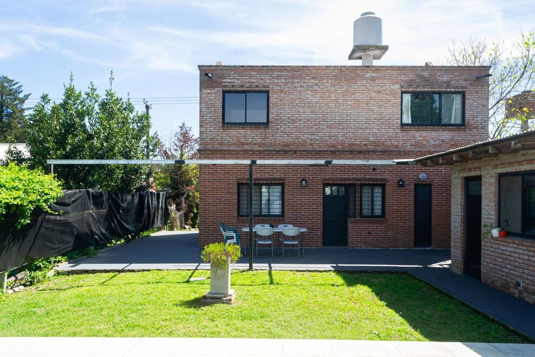CASA 6 AMBIENTES VENTA EN SAN VICENTE CON PILETA