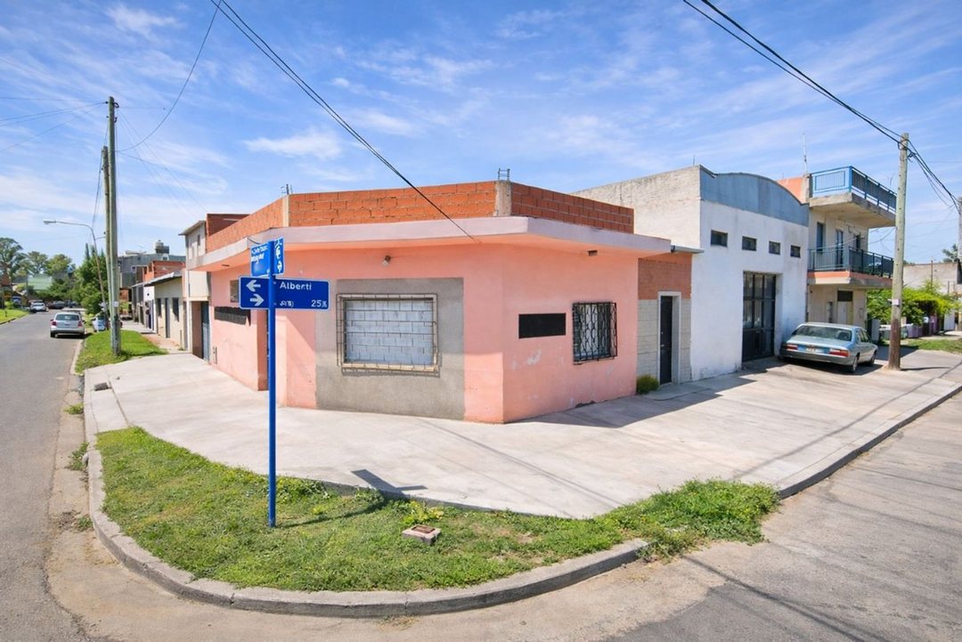 Venta casa con loft y Galpon Isidro Casanova