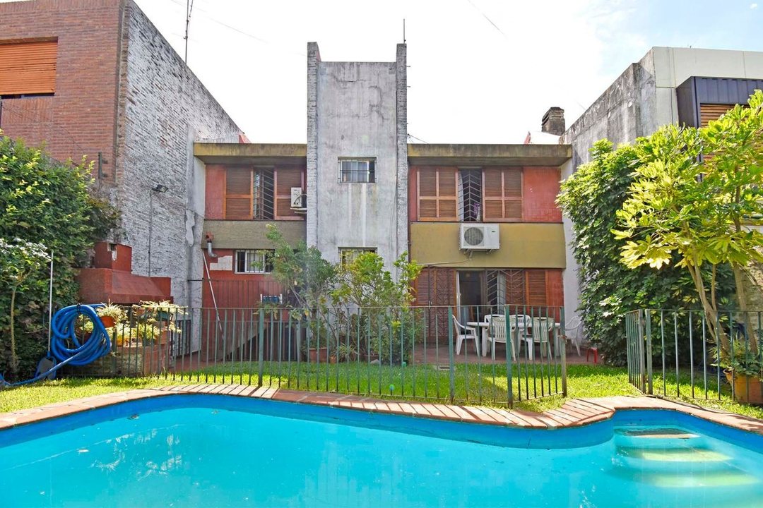 Casa 5 Amb en Venta Florida B Roca con pileta