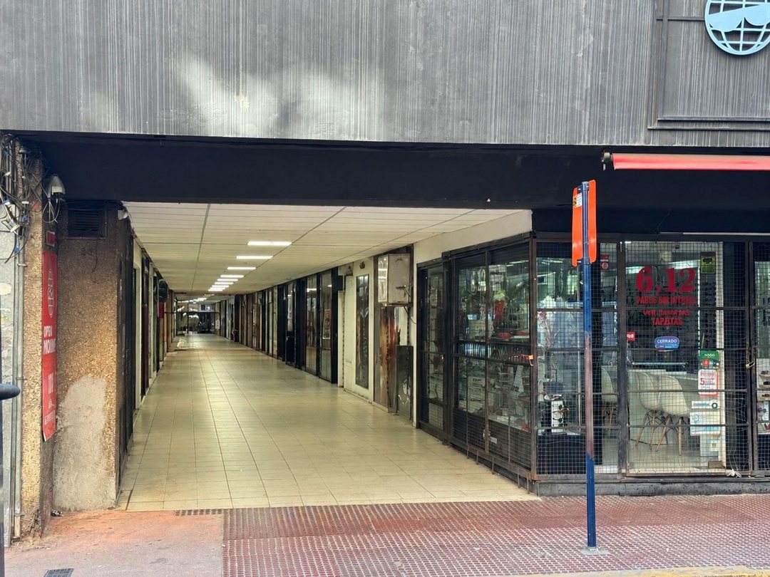 VENTA LOCAL CENTRO CON BAÑO Y OFICINAS