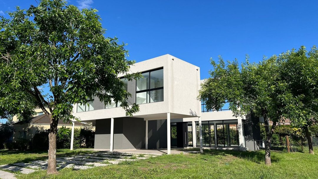 Venta casa estrenar 6amb Haras Santa Maria Escobar