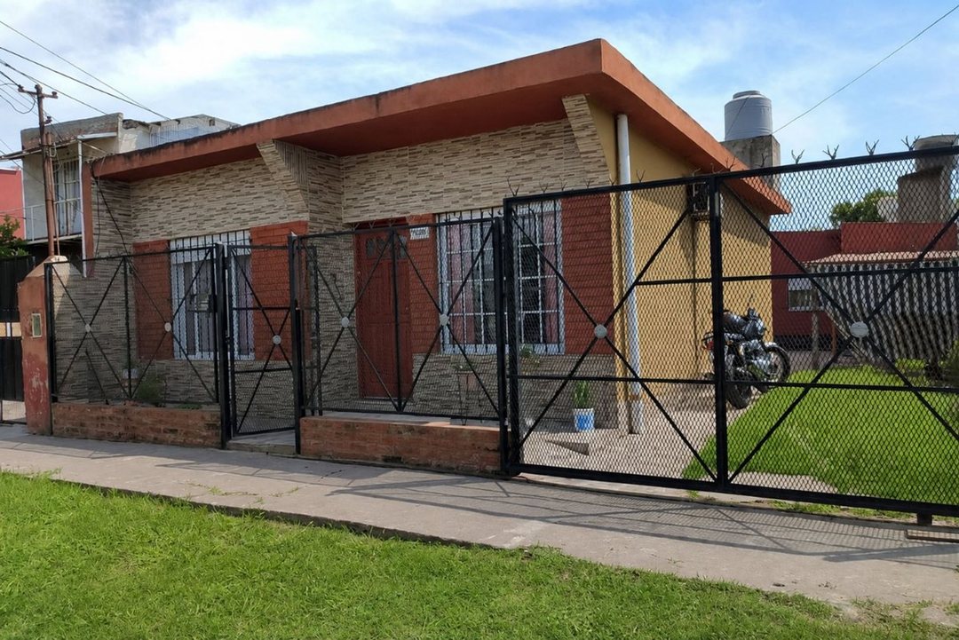 VENTA CASA DE 3 AMB. CON COCHERA BERAZATEGUI