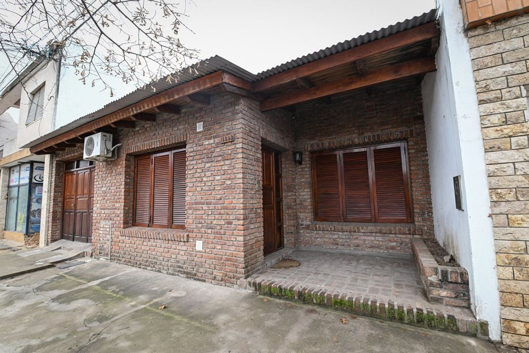 Se vende casa de dos plantas con patio y pileta