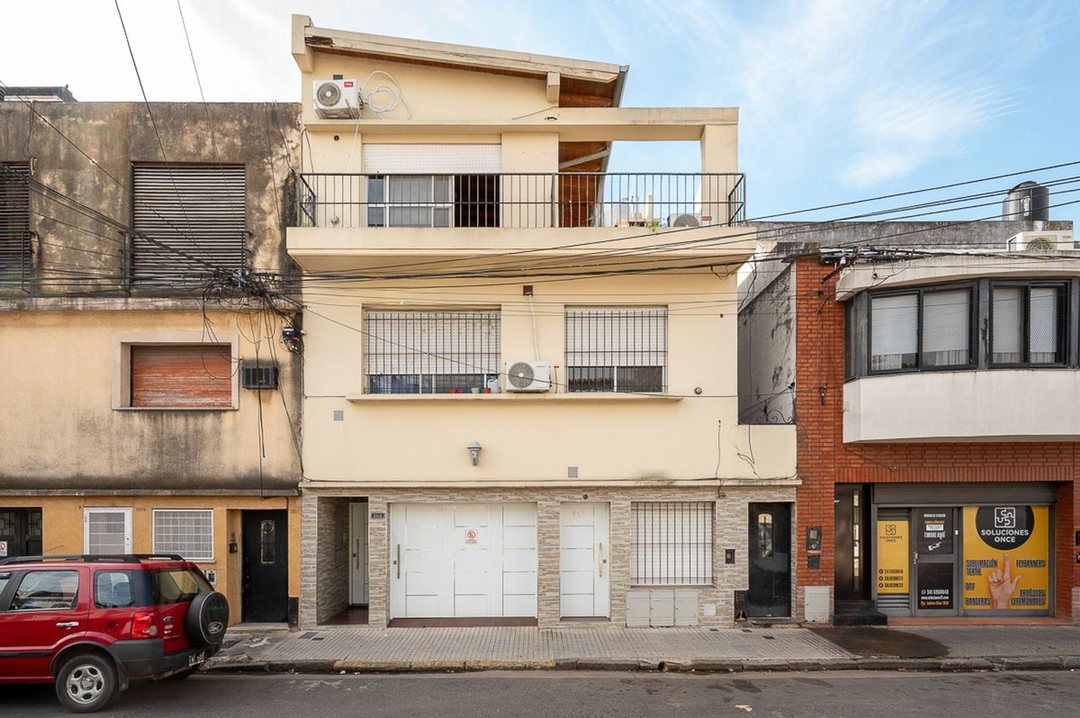 Venta edificio con 3 departamentos y cochera