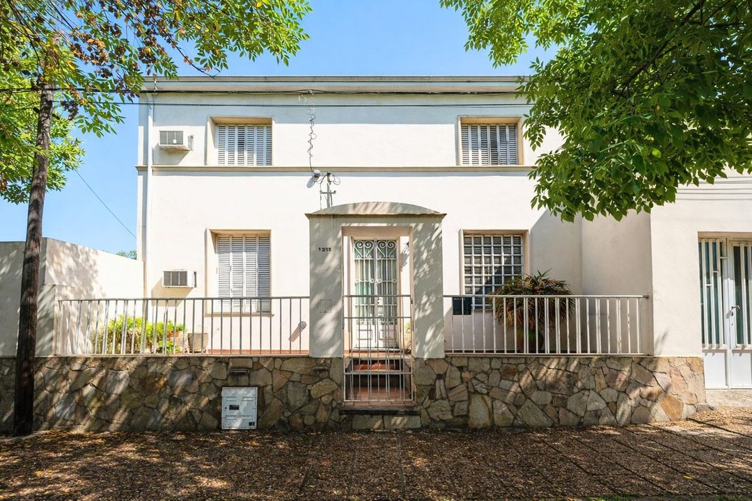 CASA EN VENTA DE 3 DORMITORIOS COCHERA. ARROYITO