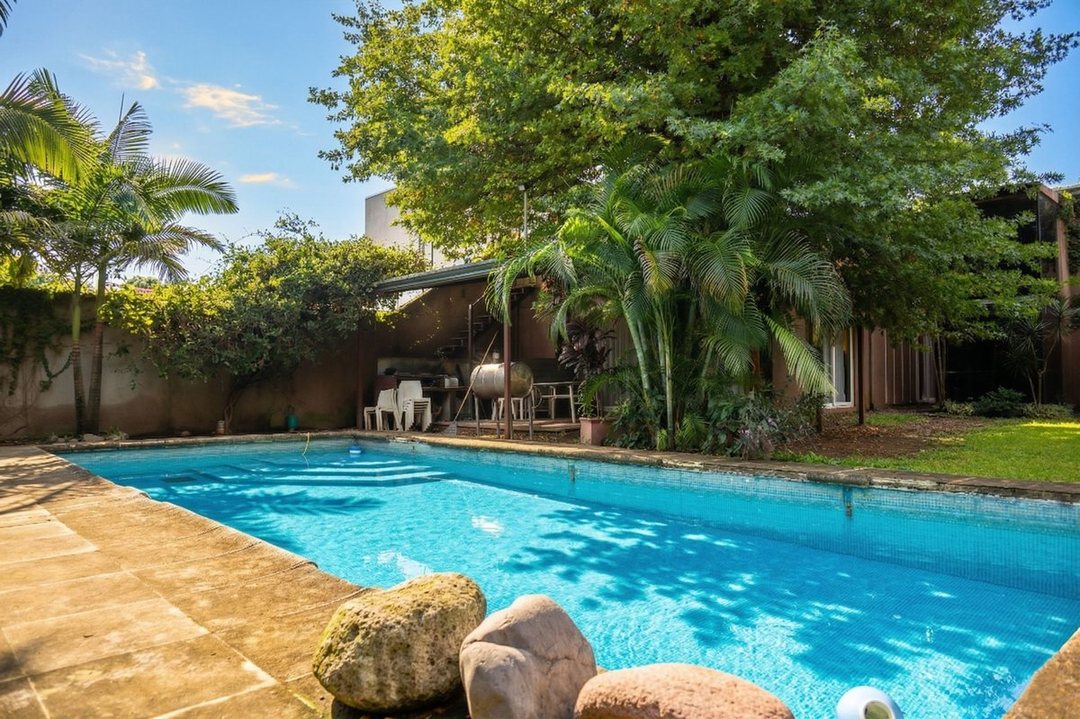 VENTA CASA EN YERBA BUENA- 4 DORM- 3 BAÑOS- PILETA