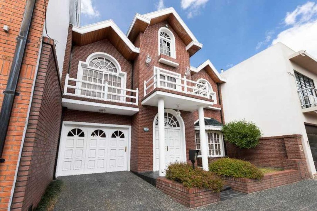 VENTA CASA QUILMES OESTE 3 PLANTAS 5 ambientes
