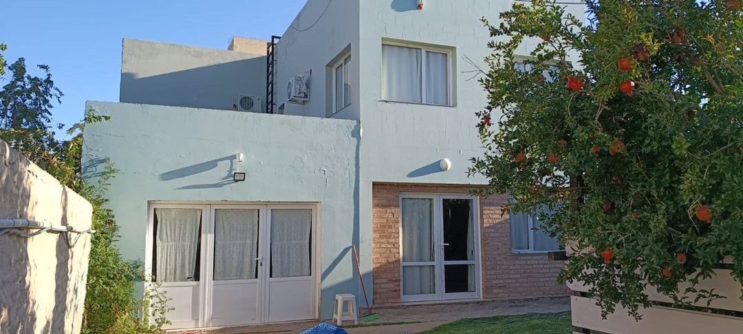Casa en dos plantas + quincho + casa antigua