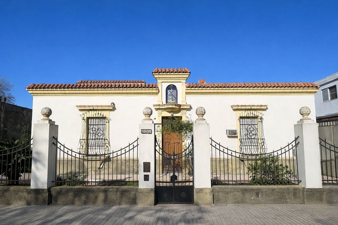CASA A LA VENTA BARRIO MATHEU
