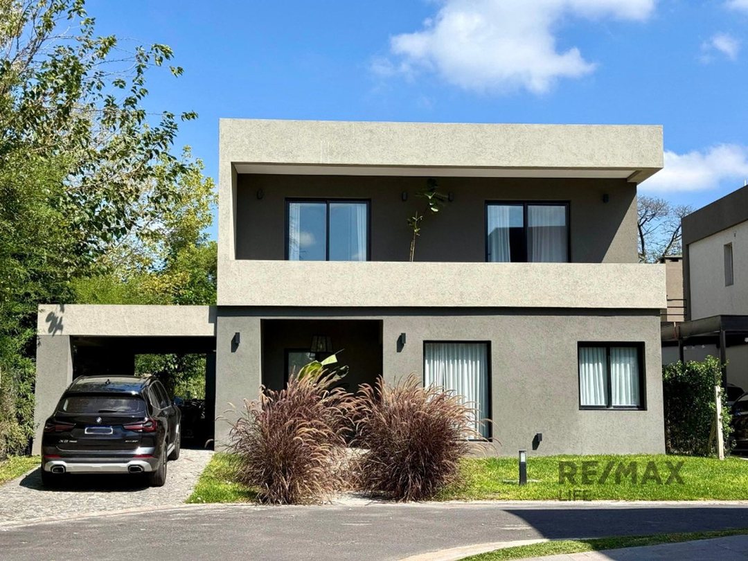 VENTA DE CASA EN BARRIO CERRADO CON PORTON