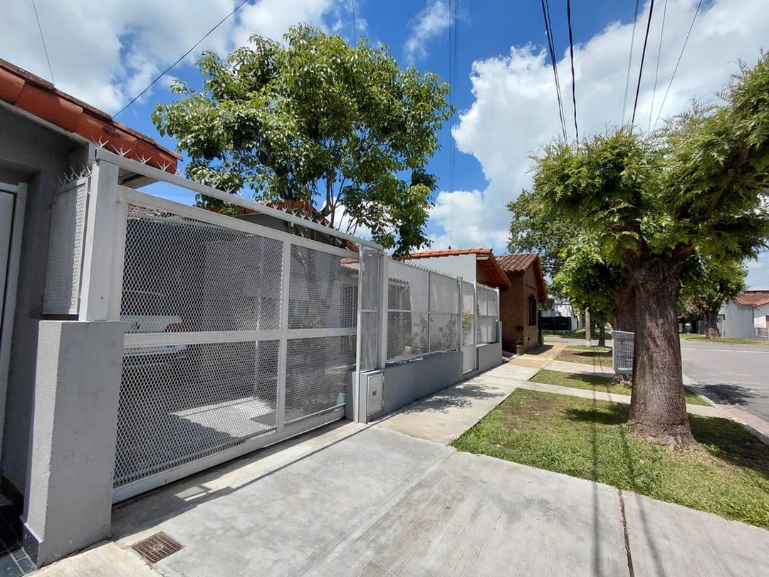 VENTA CASA 4 AMB C/COCHERA. APTA CREDITO!!