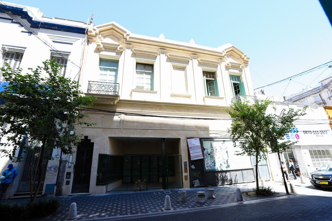 Casa en venta con local comercial y 8 oficinas