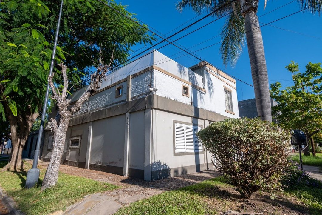 CASA DE 3 DORM. QUINCHO Y COCHERA EN VENTA