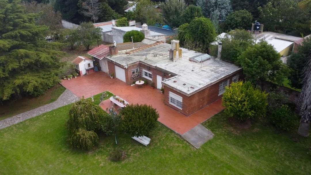 VENTA CASA 5 AMBIENTES PARQUE Y QUINCHO EN CAMET