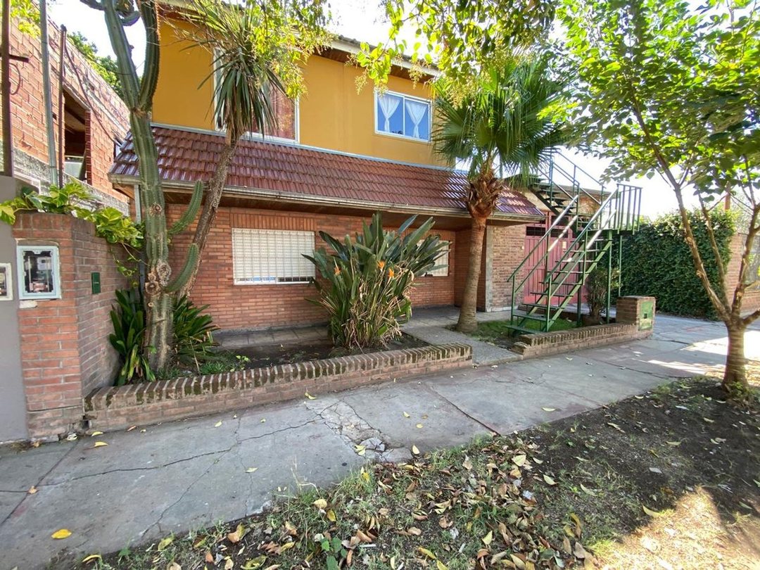 VENTA CASA + 3 DTOS - HURLINGHAM - IDEAL INVERSOR