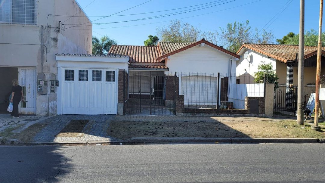 VENTA CASA 5 AMBIENTES LOTE PROPIO C/COCHERA MORON