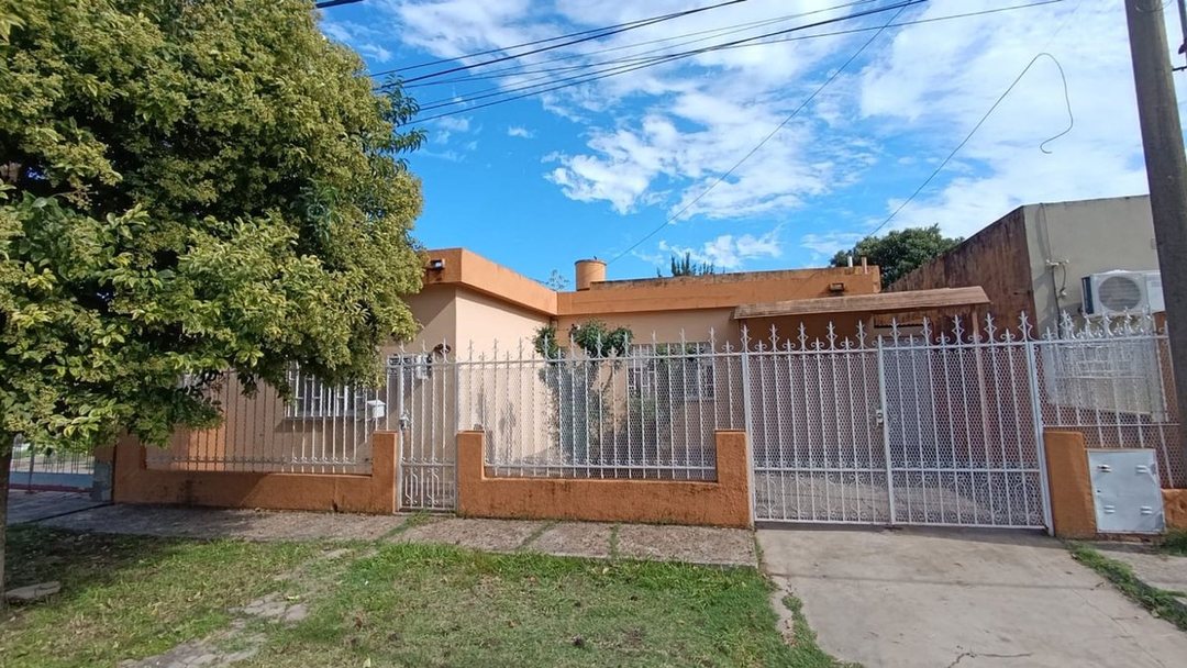 Venta casa 2 habitaciones con quincho y jardín